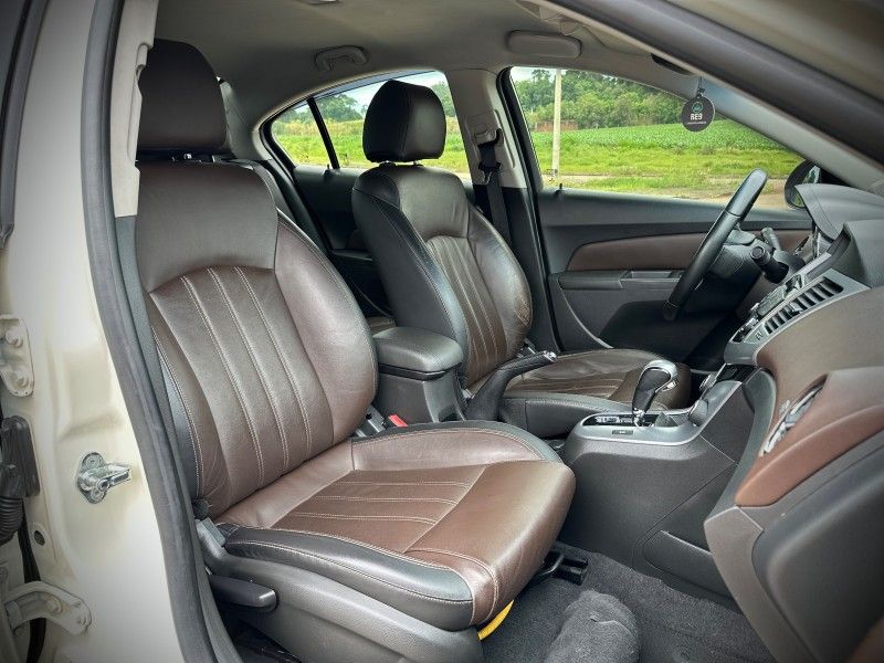 Chevrolet CRUZE SEDAN LTZ 1.8 2015 NEUMANN VEÍCULOS ARROIO DO MEIO / Carros no Vale Chevrolet CRUZE SEDAN LTZ 1.8 2015 NEUMANN VEÍCULOS ARROIO DO MEIO / Carros no Vale