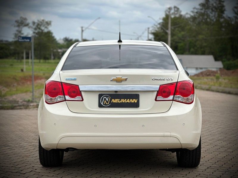 Chevrolet CRUZE SEDAN LTZ 1.8 2015 NEUMANN VEÍCULOS ARROIO DO MEIO / Carros no Vale Chevrolet CRUZE SEDAN LTZ 1.8 2015 NEUMANN VEÍCULOS ARROIO DO MEIO / Carros no Vale