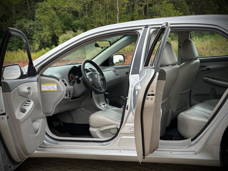 Toyota COROLLA XEi 2.0 2011 NEUMANN VEÍCULOS ARROIO DO MEIO / Carros no Vale