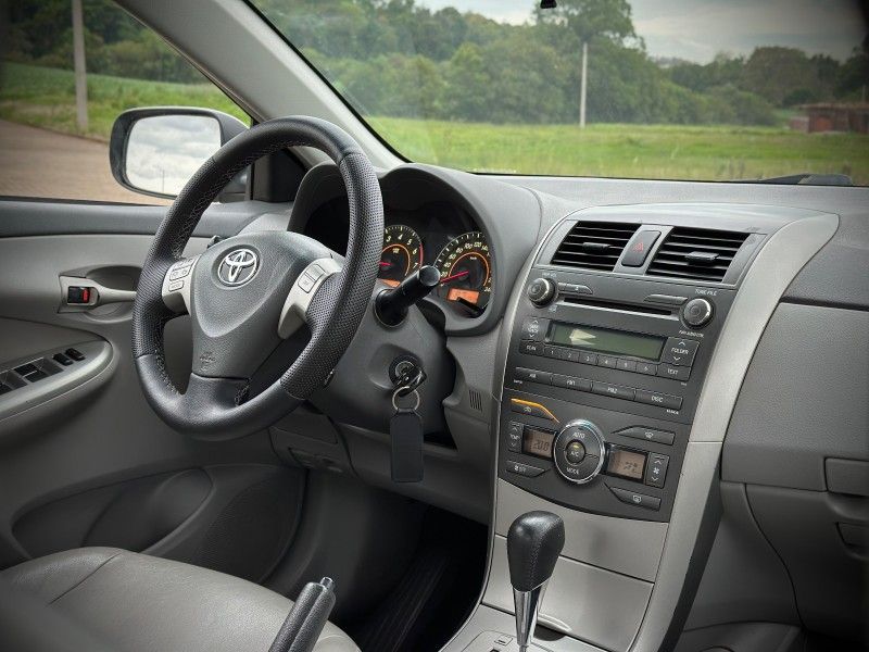 Toyota COROLLA XEi 2.0 2011 NEUMANN VEÍCULOS ARROIO DO MEIO / Carros no Vale