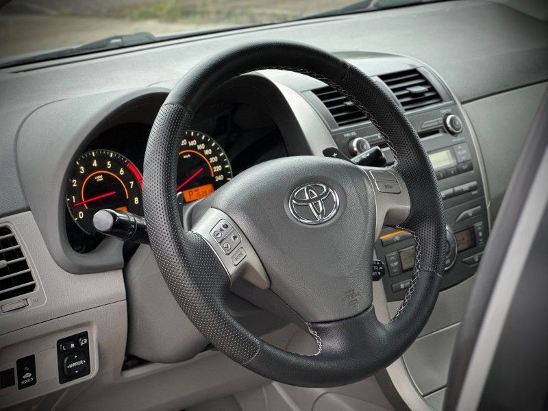 Toyota COROLLA XEi 2.0 2011 NEUMANN VEÍCULOS ARROIO DO MEIO / Carros no Vale