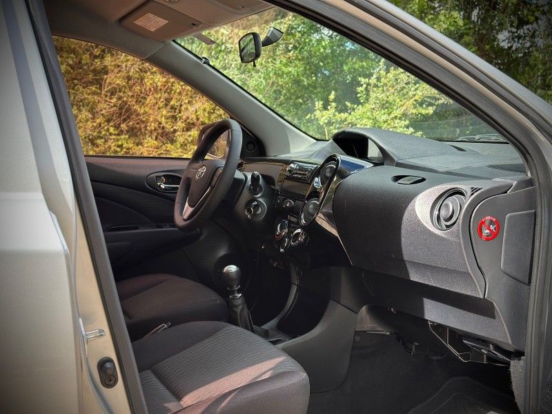 Toyota ETIOS X 1.3 2017 NEUMANN VEÍCULOS ARROIO DO MEIO / Carros no Vale