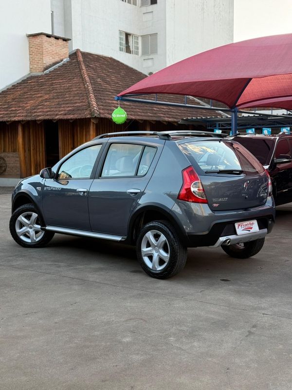 Renault SANDERO STEPWAY 1.6 2011 FERREIRA VEÍCULOS VENÂNCIO AIRES / Carros no Vale