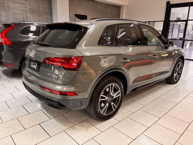 AUDI Q5 2.0 55 TFSIE PHEV PERFORMANCE BLACK QUATTRO S TRONIC 2024/2024 FÁBIO BERNARDES PORTO ALEGRE / Carros no Vale