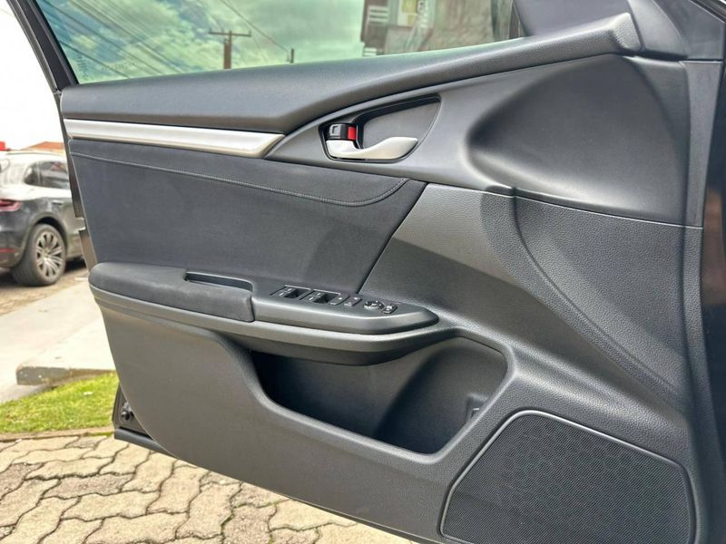 Honda Civic Sedan SPORT 2.0 Flex 16V Mec.4p 2016/2017 CONCEPT MOTORS PASSO FUNDO / Carros no Vale