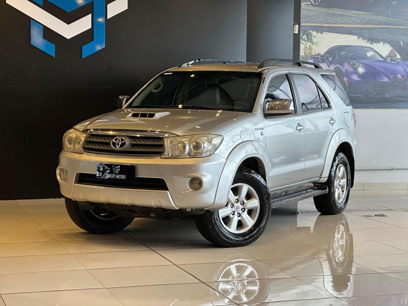 Toyota Hilux SW4 SRV D4-D 4×4 3.0 TDI Dies Aut 2008/2009 CONCEPT MOTORS PASSO FUNDO / Carros no Vale
