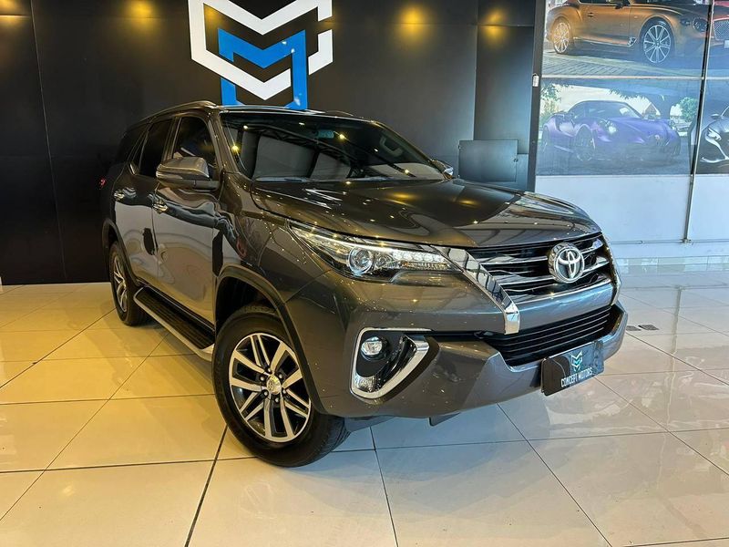 Toyota Hilux SW4 SRX 4×4 2.8 TDI 16V Dies Aut. 2019/2019 CONCEPT MOTORS PASSO FUNDO / Carros no Vale