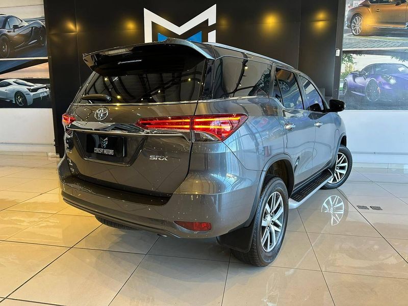 Toyota Hilux SW4 SRX 4×4 2.8 TDI 16V Dies Aut. 2019/2019 CONCEPT MOTORS PASSO FUNDO / Carros no Vale