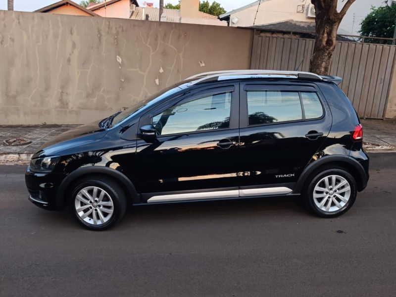 Volkswagen Fox TRACK 1.0 Flex 12V 5p 2017/2018 CONCEPT MOTORS PASSO FUNDO / Carros no Vale