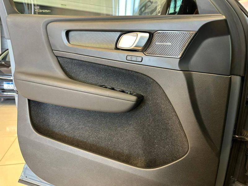 Volvo XC40 T-5 R-DESIGN 1.5 FWD (HÃ­brido) 2021/2021 CONCEPT MOTORS PASSO FUNDO / Carros no Vale