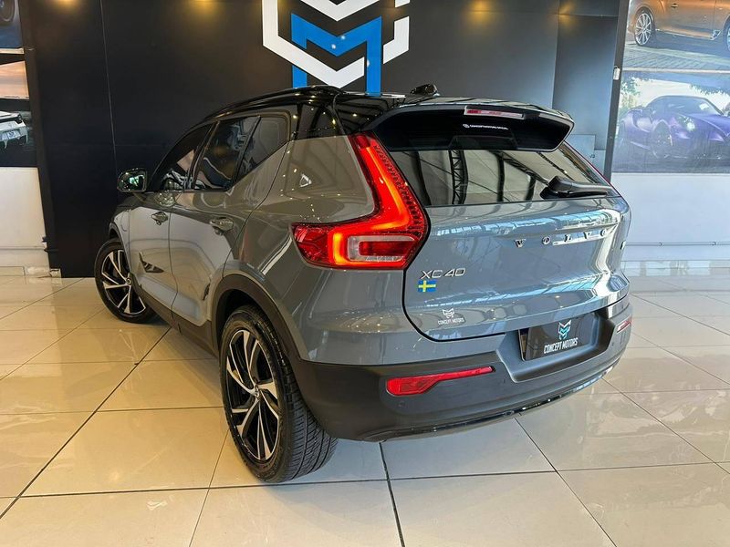 Volvo XC40 T-5 R-DESIGN 1.5 FWD (HÃ­brido) 2021/2021 CONCEPT MOTORS PASSO FUNDO / Carros no Vale