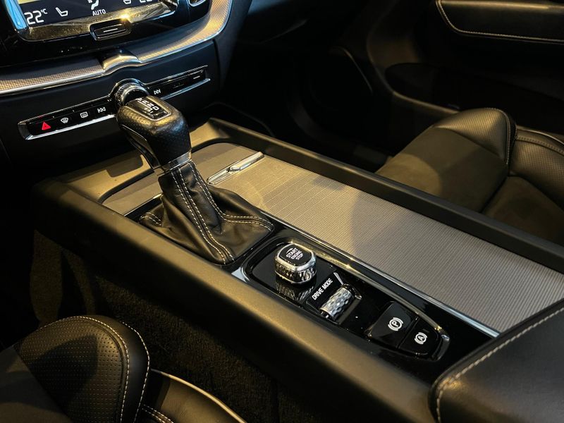 Volvo XC60 T-5 R-DESIGN 2.0 AWD 5p 2018/2018 CONCEPT MOTORS PASSO FUNDO / Carros no Vale