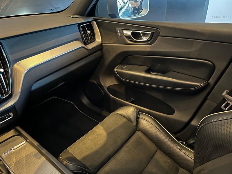 Volvo XC60 T-5 R-DESIGN 2.0 AWD 5p 2018/2018 CONCEPT MOTORS PASSO FUNDO / Carros no Vale