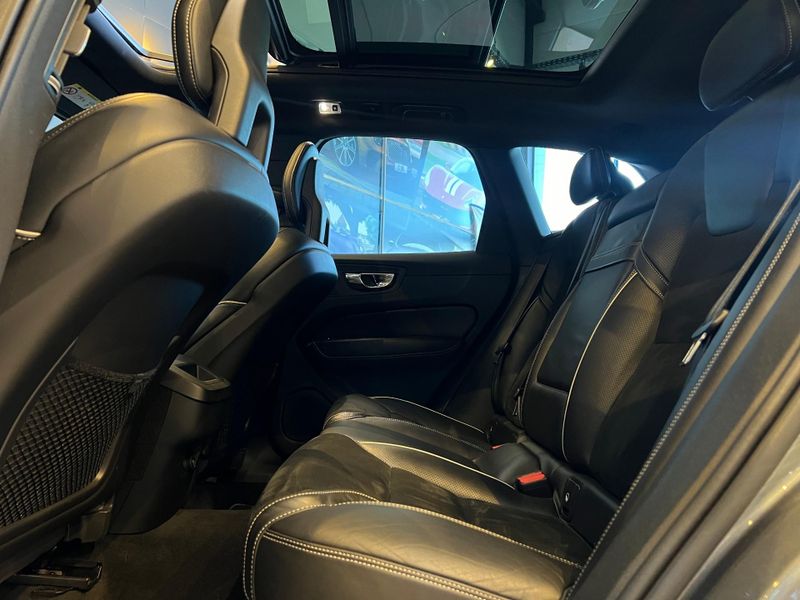 Volvo XC60 T-5 R-DESIGN 2.0 AWD 5p 2018/2018 CONCEPT MOTORS PASSO FUNDO / Carros no Vale