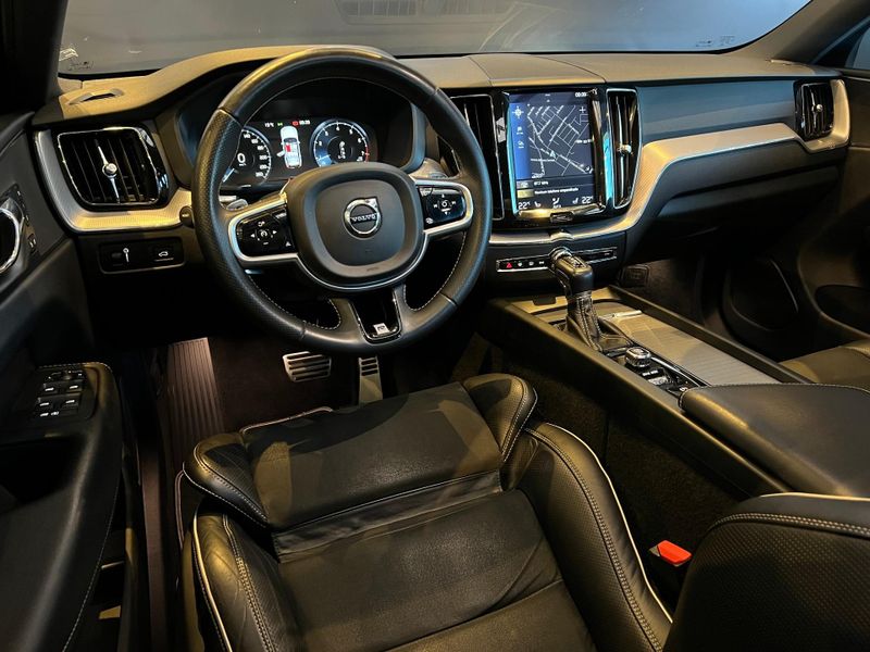 Volvo XC60 T-5 R-DESIGN 2.0 AWD 5p 2018/2018 CONCEPT MOTORS PASSO FUNDO / Carros no Vale