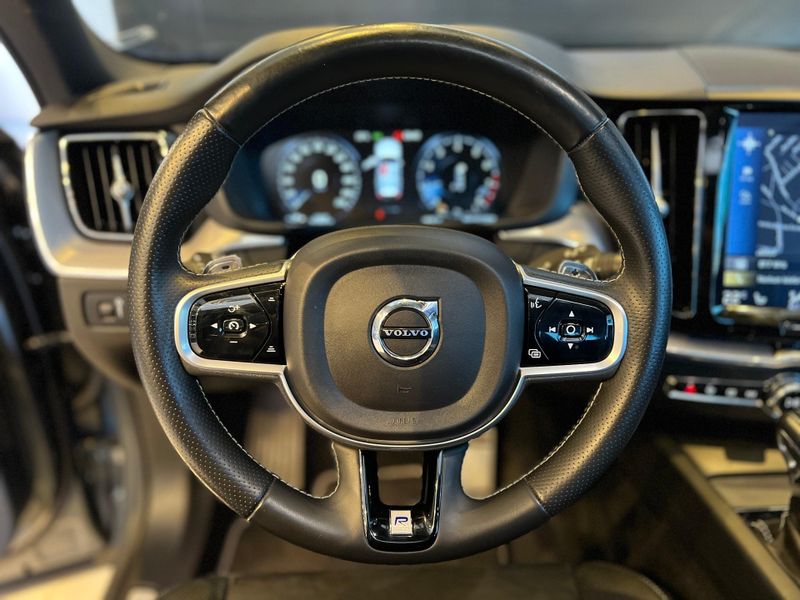 Volvo XC60 T-5 R-DESIGN 2.0 AWD 5p 2018/2018 CONCEPT MOTORS PASSO FUNDO / Carros no Vale