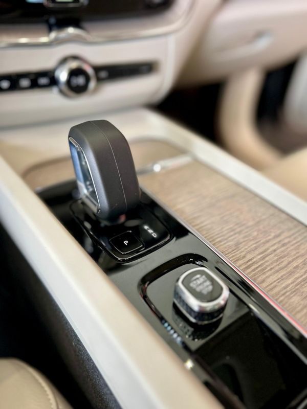 Volvo XC 60 T-8 Plus 2.0 AWD (Híbrido) 2023/2024 PC VEÍCULOS SANTA CRUZ DO SUL / Carros no Vale