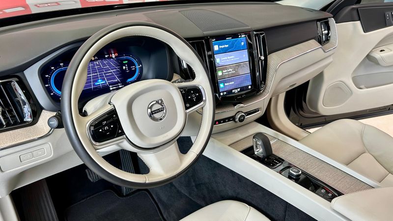 Volvo XC 60 T-8 Plus 2.0 AWD (Híbrido) 2023/2024 PC VEÍCULOS SANTA CRUZ DO SUL / Carros no Vale
