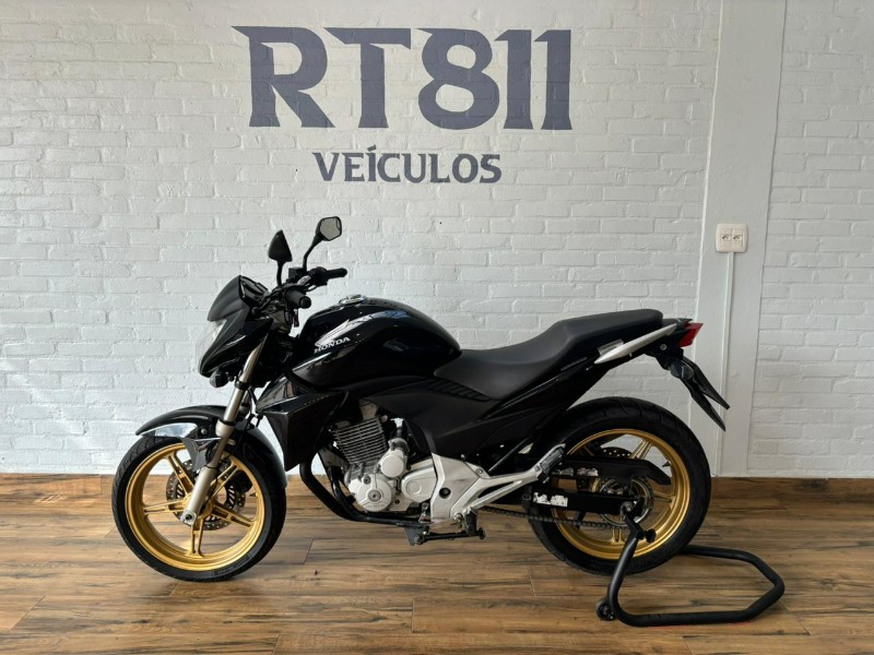 HONDA MOTOS CB 300R /2015 RT 811 VEÍCULOS ARROIO DO MEIO / Carros no Vale HONDA MOTOS CB 300R /2015 RT 811 VEÍCULOS ARROIO DO MEIO / Carros no Vale