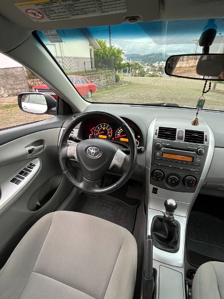 TOYOTA COROLLA 1.8 GLI 16V FLEX 4P MANUAL 2014/2014 BOSCO AUTOMÓVEIS GUAPORÉ / Carros no Vale