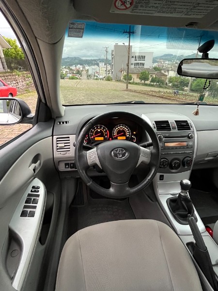 TOYOTA COROLLA 1.8 GLI 16V FLEX 4P MANUAL 2014/2014 BOSCO AUTOMÓVEIS GUAPORÉ / Carros no Vale
