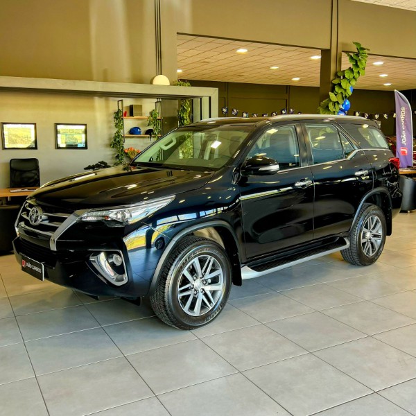 TOYOTA HILUX SW4 2.8 SRX 4X4 16V 2017/2017 JOÃO CARROS MULTIMARCAS GUAPORÉ / Carros no Vale