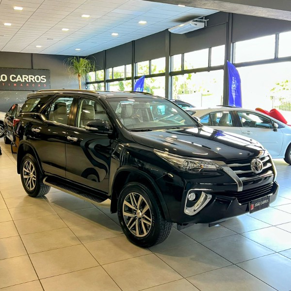 TOYOTA HILUX SW4 2.8 SRX 4X4 16V 2017/2017 JOÃO CARROS MULTIMARCAS GUAPORÉ / Carros no Vale