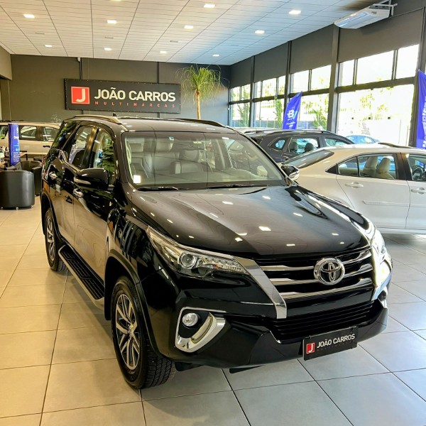 TOYOTA HILUX SW4 2.8 SRX 4X4 16V 2017/2017 JOÃO CARROS MULTIMARCAS GUAPORÉ / Carros no Vale
