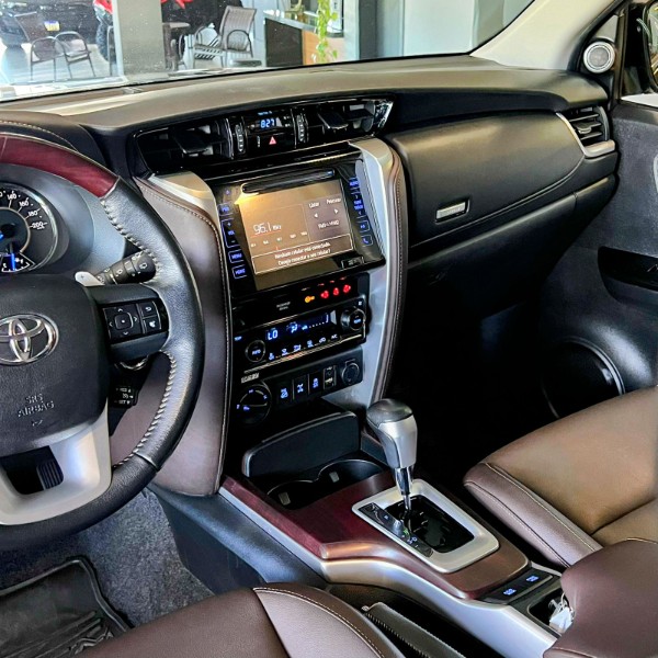 TOYOTA HILUX SW4 2.8 SRX 4X4 16V 2017/2017 JOÃO CARROS MULTIMARCAS GUAPORÉ / Carros no Vale
