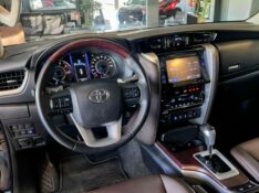 TOYOTA HILUX SW4 2.8 SRX 4X4 16V 2017/2017 JOÃO CARROS MULTIMARCAS GUAPORÉ / Carros no Vale