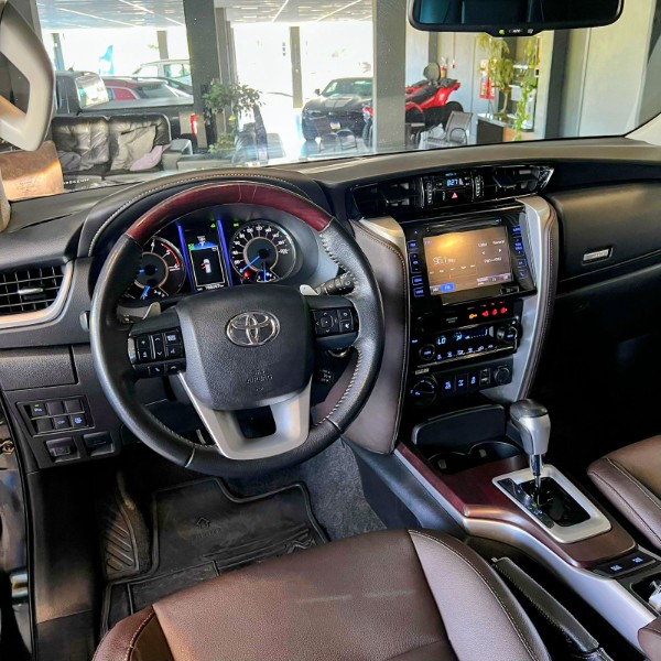 TOYOTA HILUX SW4 2.8 SRX 4X4 16V 2017/2017 JOÃO CARROS MULTIMARCAS GUAPORÉ / Carros no Vale