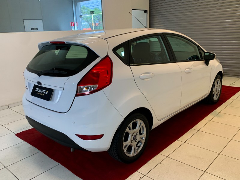 FORD FIESTA 1.6 SE HATCH 16V FLEX 4P AUTOMÁTICO 2013/2014 DUARTE VEÍCULOS PORTO ALEGRE / Carros no Vale