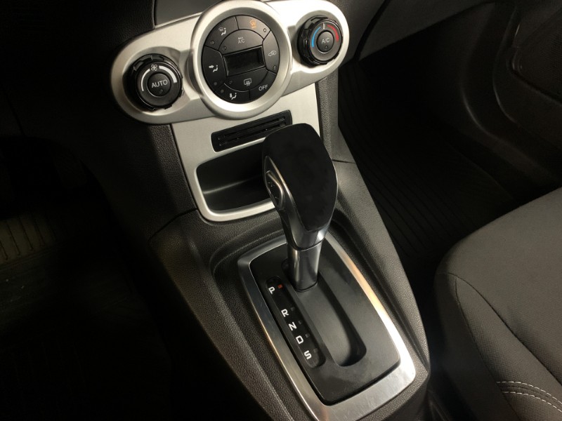 FORD FIESTA 1.6 SE HATCH 16V FLEX 4P AUTOMÁTICO 2013/2014 DUARTE VEÍCULOS PORTO ALEGRE / Carros no Vale