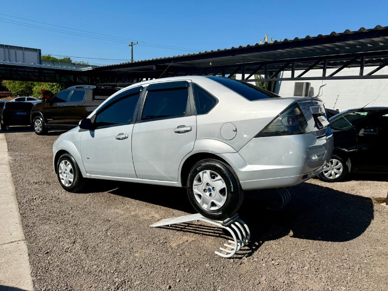 FORD FIESTA SEDAN SE 1.6 8V 2013/2014 AR MULTIMARCAS VENÂNCIO AIRES / Carros no Vale