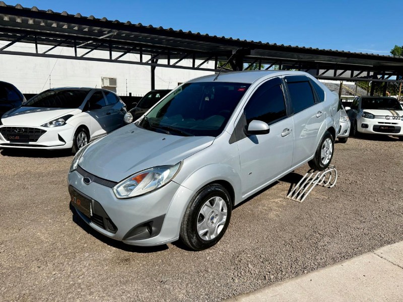 FORD FIESTA SEDAN SE 1.6 8V 2013/2014 AR MULTIMARCAS VENÂNCIO AIRES / Carros no Vale