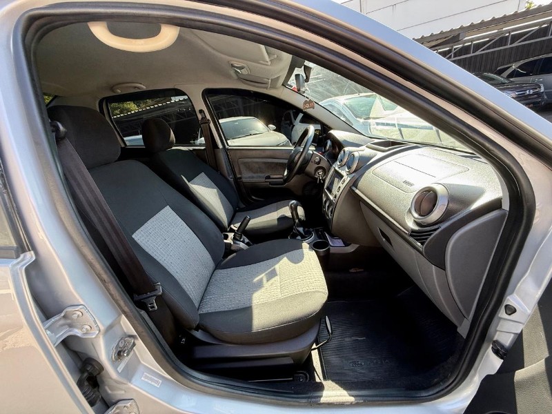 FORD FIESTA SEDAN SE 1.6 8V 2013/2014 AR MULTIMARCAS VENÂNCIO AIRES / Carros no Vale