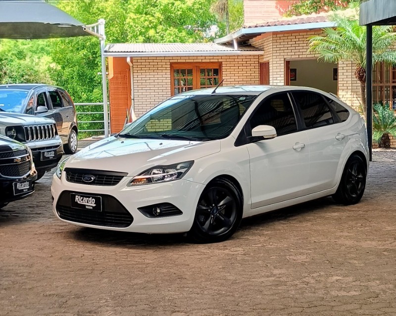 FORD FOCUS 1.6 GLX 2012/2013 RICARDO VEÍCULOS TEUTÔNIA / Carros no Vale