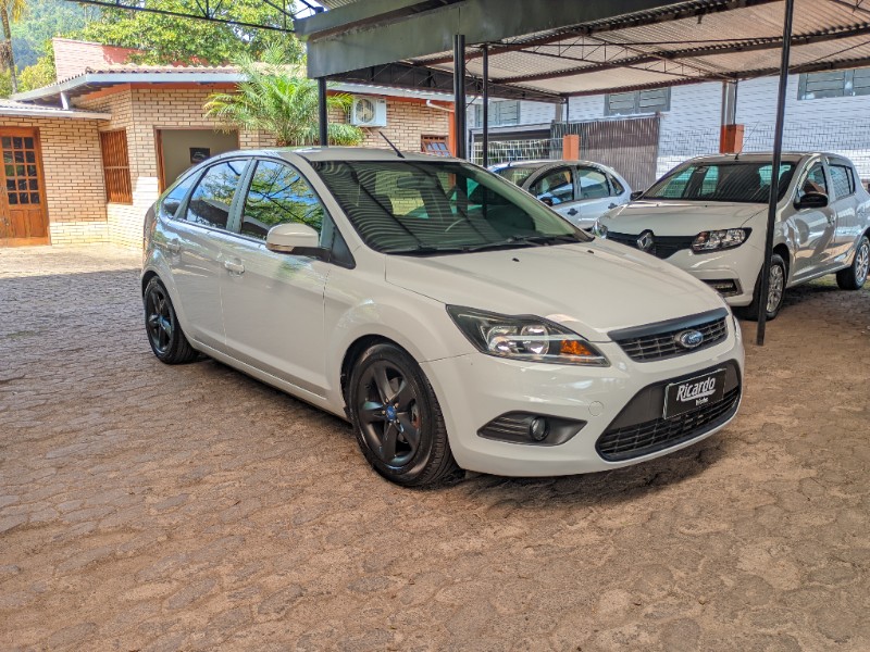 FORD FOCUS 1.6 GLX 2012/2013 RICARDO VEÍCULOS TEUTÔNIA / Carros no Vale
