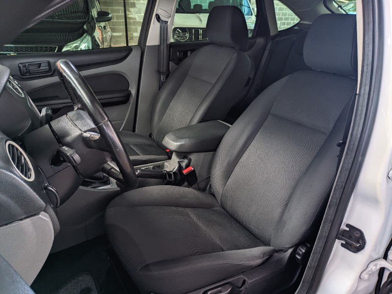 FORD FOCUS 1.6 GLX 2012/2013 RICARDO VEÍCULOS TEUTÔNIA / Carros no Vale