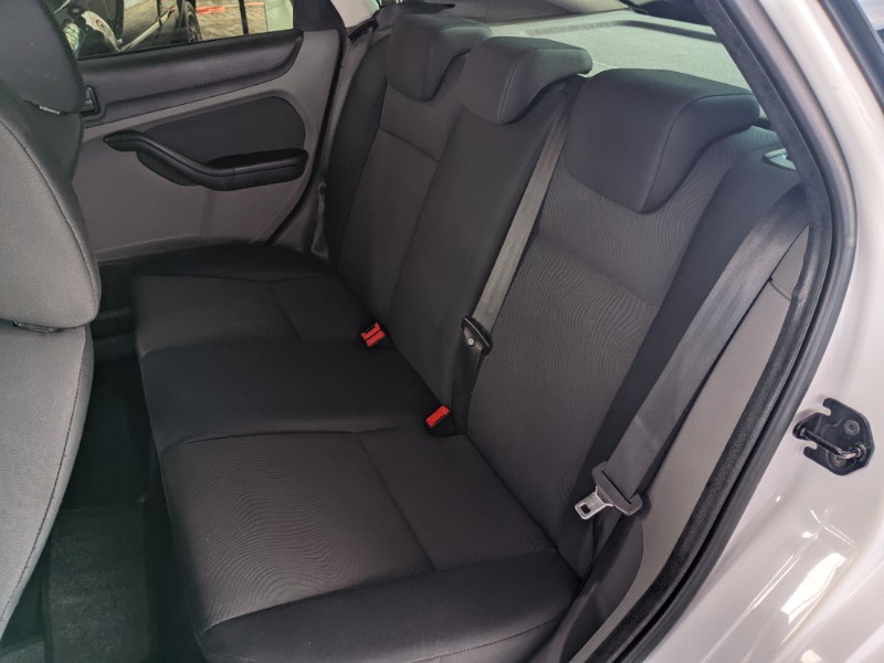 FORD FOCUS 1.6 GLX 2012/2013 RICARDO VEÍCULOS TEUTÔNIA / Carros no Vale