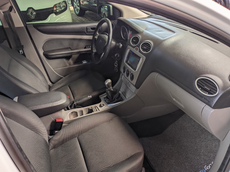FORD FOCUS 1.6 GLX 2012/2013 RICARDO VEÍCULOS TEUTÔNIA / Carros no Vale
