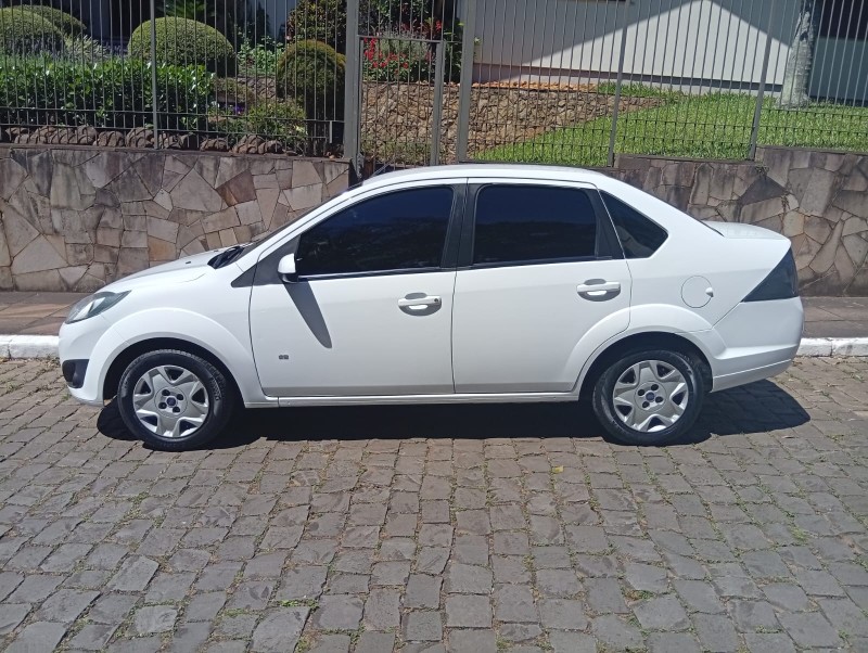 FORD FIESTA SEDAN 1.6 2013/2014 ALTERNATIVA VEÍCULOS LAJEADO / Carros no Vale