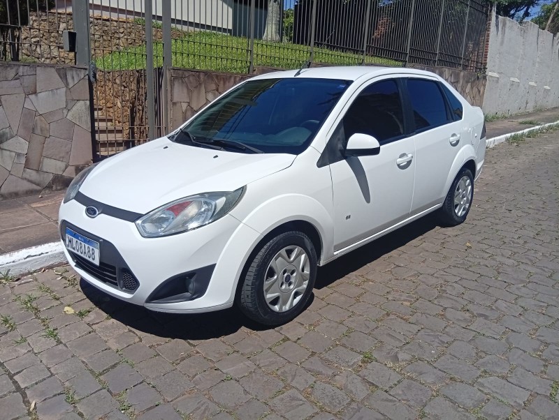 FORD FIESTA SEDAN 1.6 2013/2014 ALTERNATIVA VEÍCULOS LAJEADO / Carros no Vale