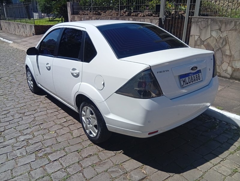 FORD FIESTA SEDAN 1.6 2013/2014 ALTERNATIVA VEÍCULOS LAJEADO / Carros no Vale