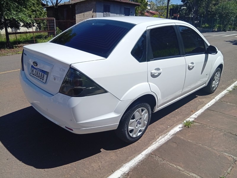 FORD FIESTA SEDAN 1.6 2013/2014 ALTERNATIVA VEÍCULOS LAJEADO / Carros no Vale
