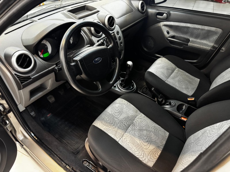 FORD FIESTA SEDAN 1.6 COMPLETO 2009/2009 LUCAS AUTOMÓVEIS BOM RETIRO DO SUL / Carros no Vale