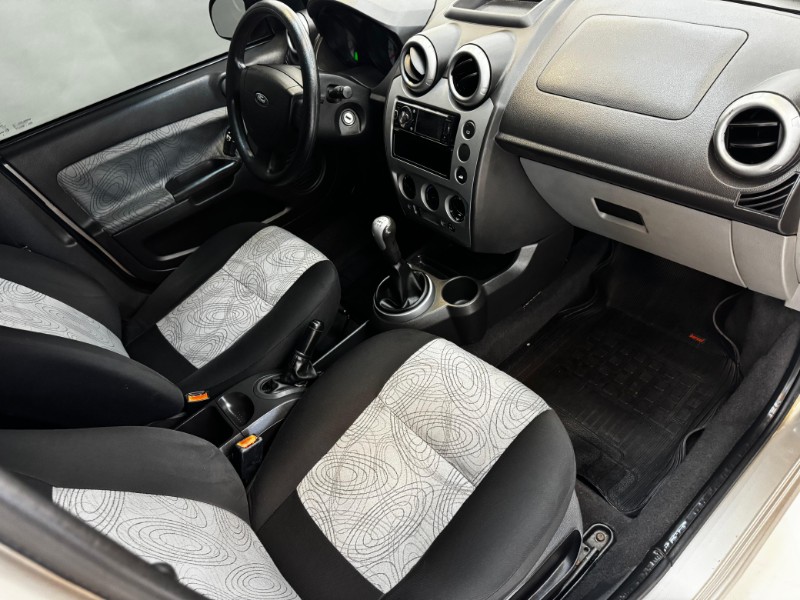 FORD FIESTA SEDAN 1.6 COMPLETO 2009/2009 LUCAS AUTOMÓVEIS BOM RETIRO DO SUL / Carros no Vale