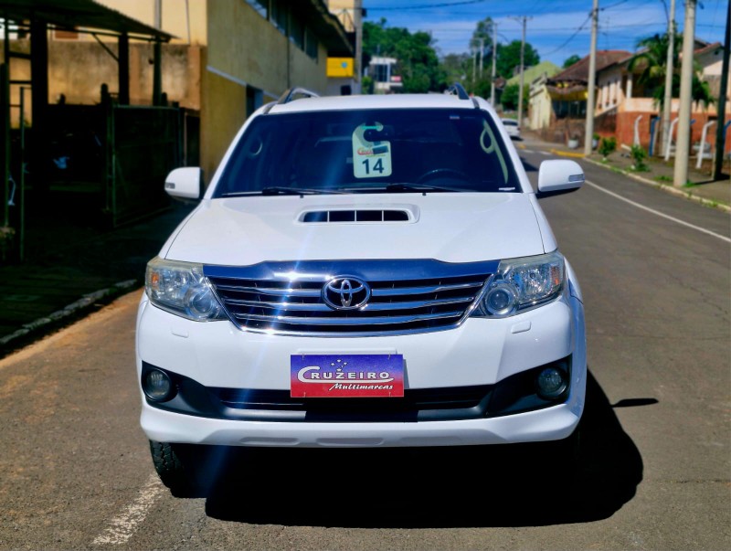 TOYOTA HILUX 3.0 SRV 4X4 CD 16V TURBO INTERCOOLER 2014/2014 CRUZEIRO MULTIMARCAS CRUZEIRO DO SUL / Carros no Vale