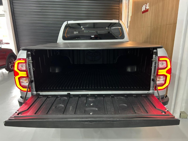TOYOTA HILUX 2.8 SRX 4X4 CD 16V DIESEL 4P AUTOMÁTICO 2023/2023 IDEAL VEÍCULOS LAJEADO / Carros no Vale