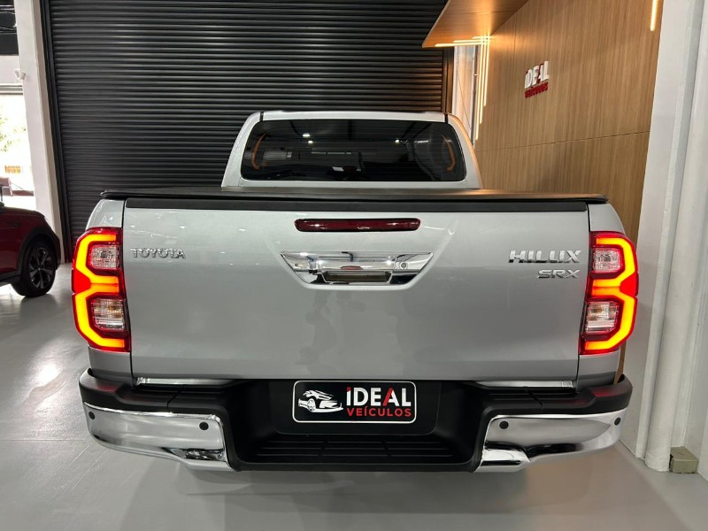 TOYOTA HILUX 2.8 SRX 4X4 CD 16V DIESEL 4P AUTOMÁTICO 2023/2023 IDEAL VEÍCULOS LAJEADO / Carros no Vale
